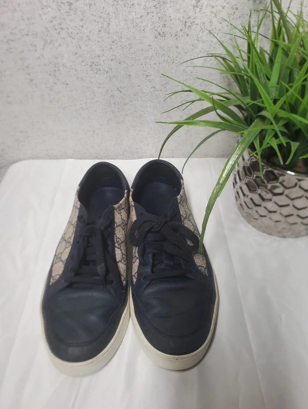 Gucci GG Supreme Monogram Low-Top Sneakers In A Midnigth Blue & Beige Size 8